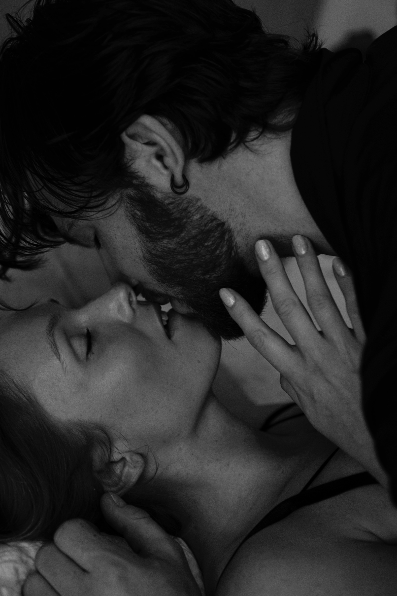 Couple close kiss, black and white