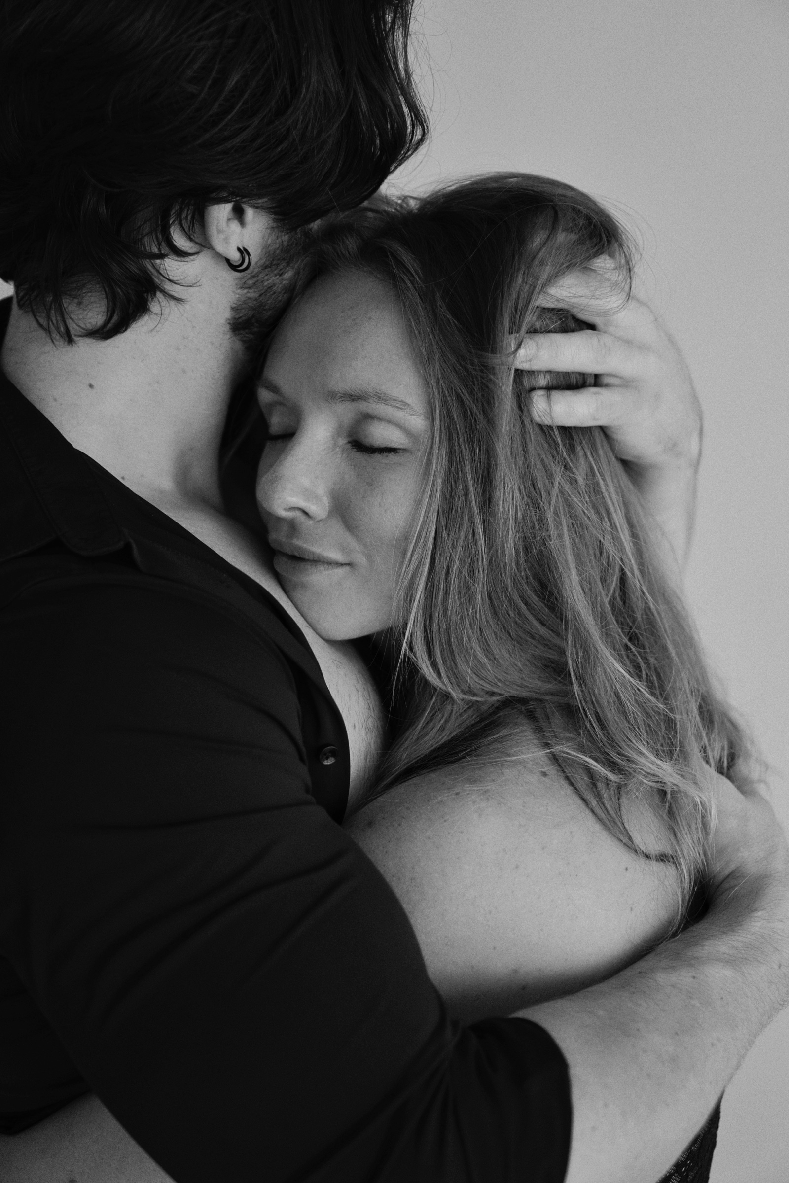 Couple embracing, black and white