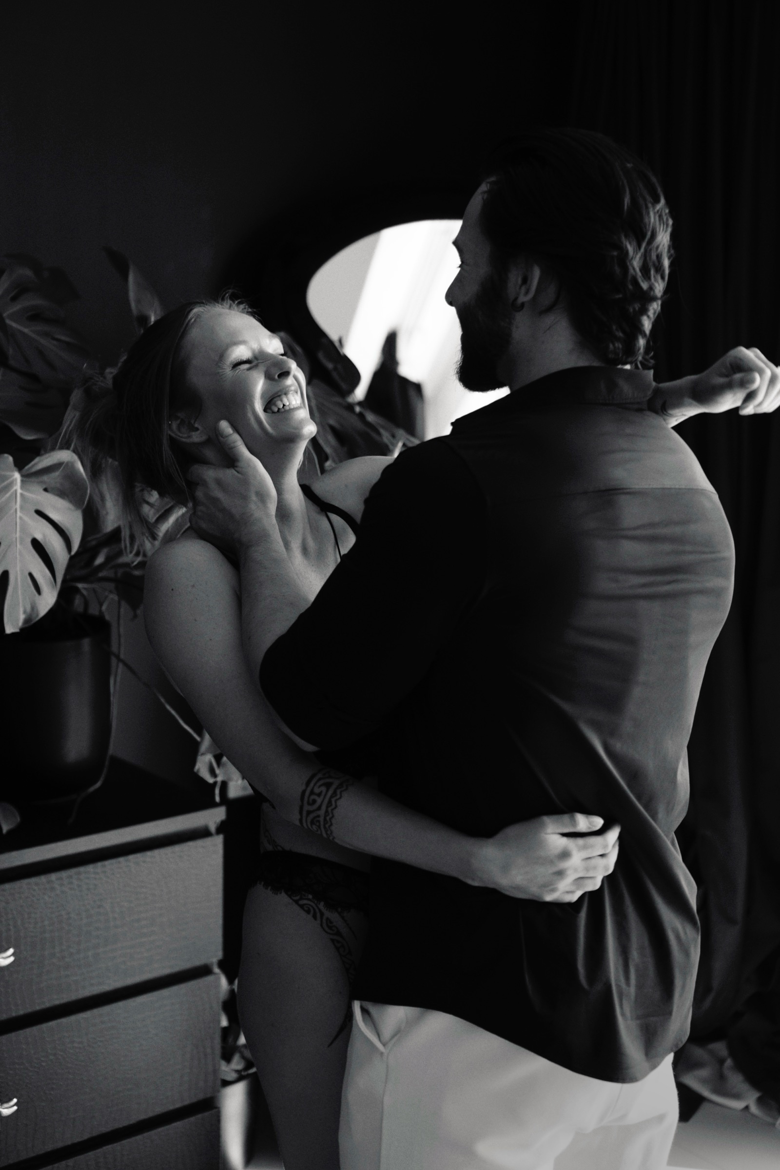 Couple laughing, black and white