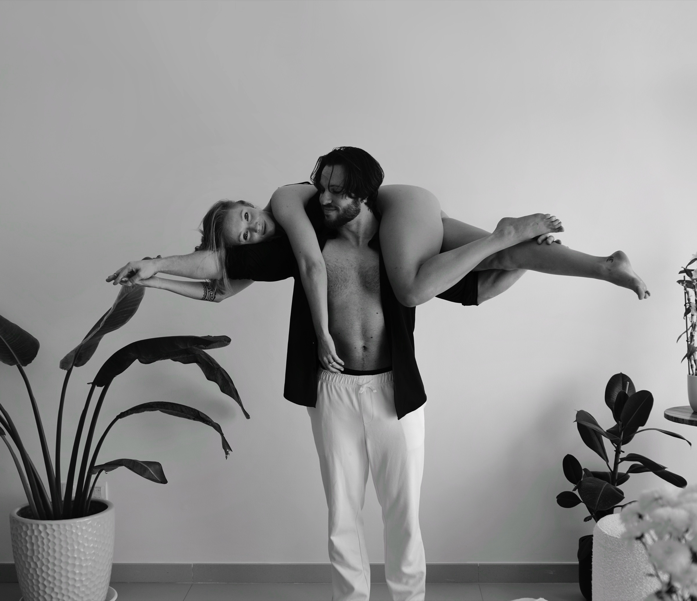 Man carrying woman, black and white
